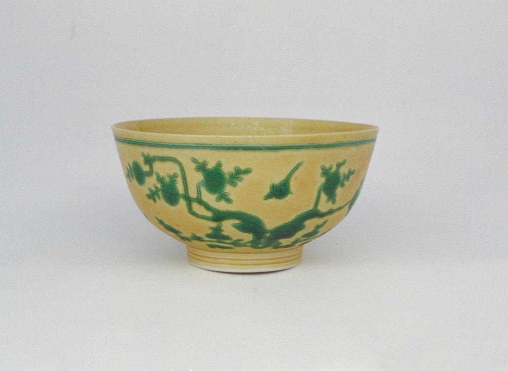 图片[1]-Yellow ground green colored flower-and-bird bowl-China Archive